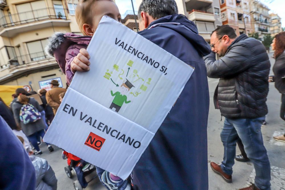 Veinte mil personas reclamaron ayer en las calles de Orihuela la derogación de la ley de Plurilingüismo