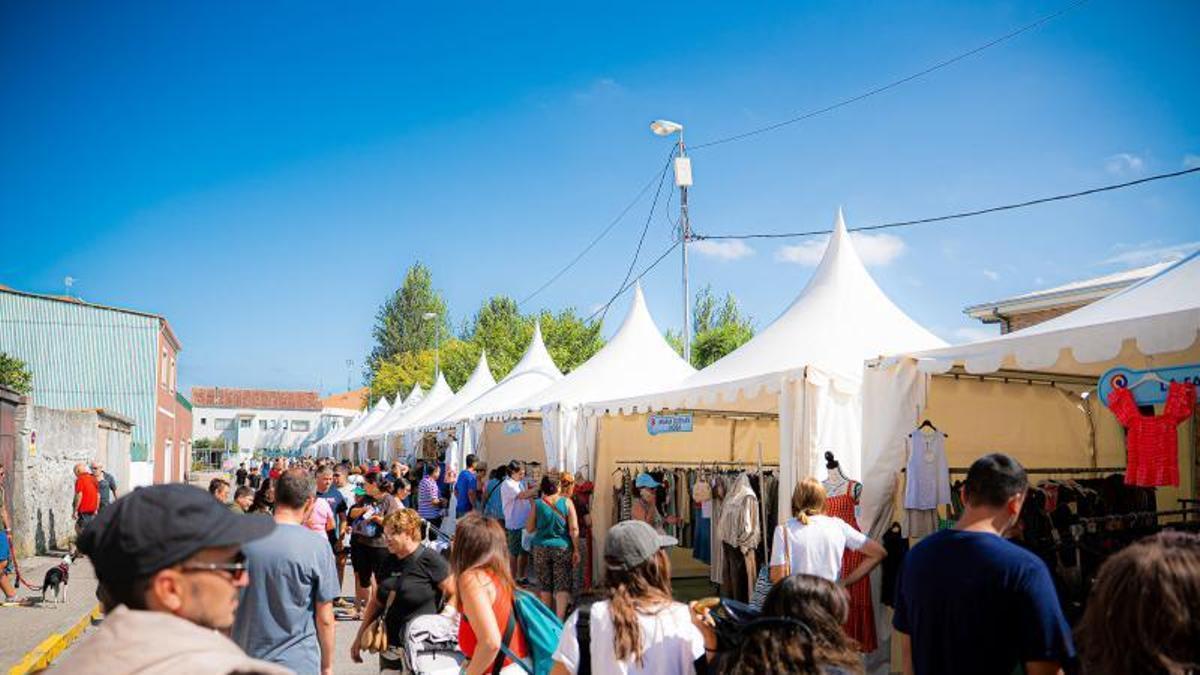 Apertura de las casetas de la Feira de Oportunidades de Vilanova.