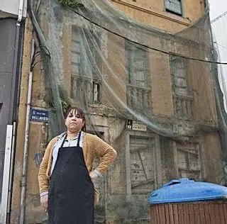 AGRA DO ORZÁN | "Hay muchísimos bichos, gatos, palomas, gaviotas... De todo. Es una imagen muy sucia del barrio"