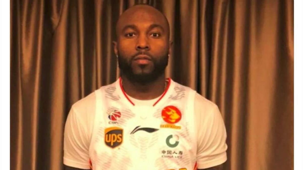 Rice se fotografió con la camiseta del que será su nuevo equipo en China