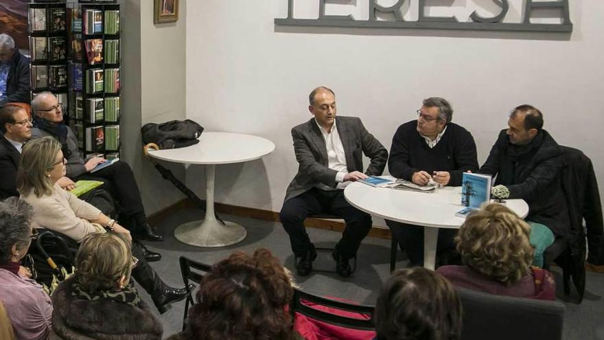 En la mesa, Ángel Luis Fernández, Carlos Cuesta y Ceferino Montañés, ayer, durante la presentación del libro.