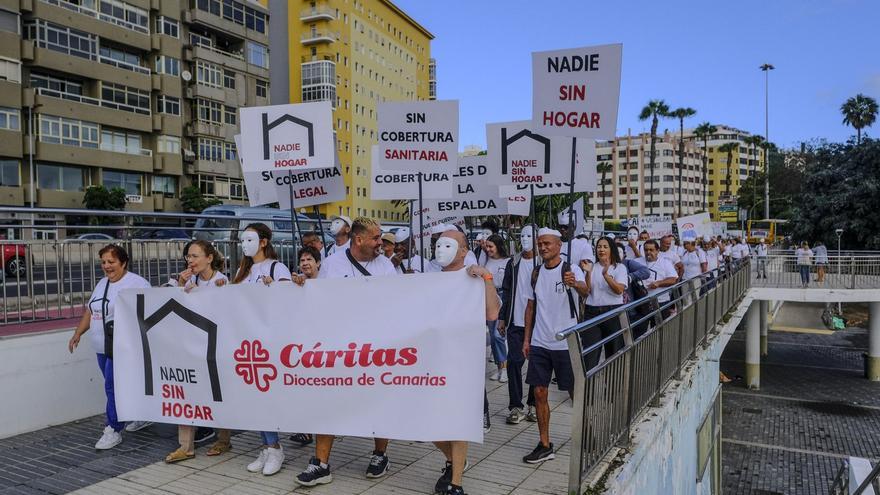 Rostros cubiertos para visibilizar la desprotección de las personas sin hogar