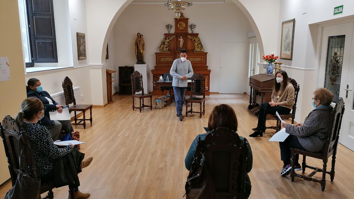 Manuel Figueruelo, de pie, durante una reunión con familiares de enfermos en el palacio de Valparaíso