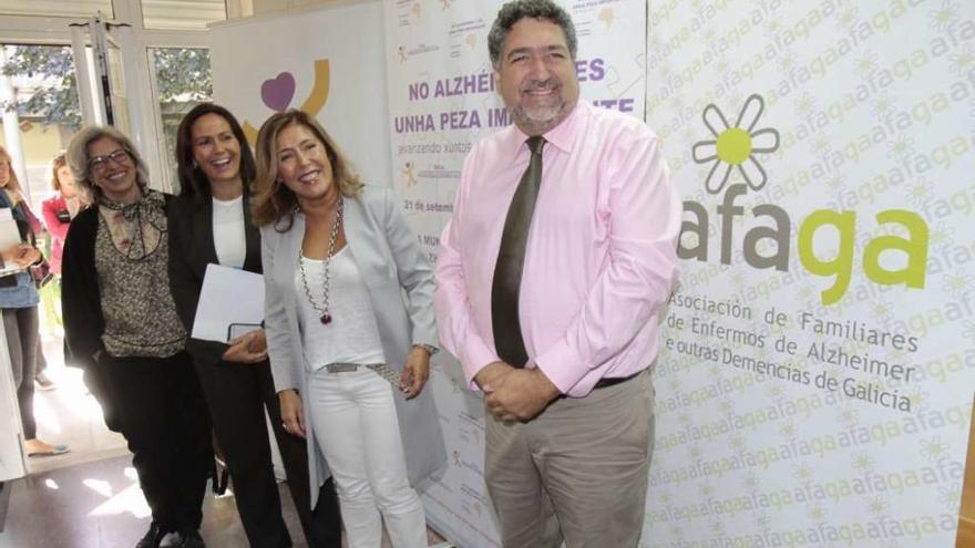 La conselleira Beatriz Mato, junto con Juan Carlos Rodríguez, ayer en Afaga. José Lores