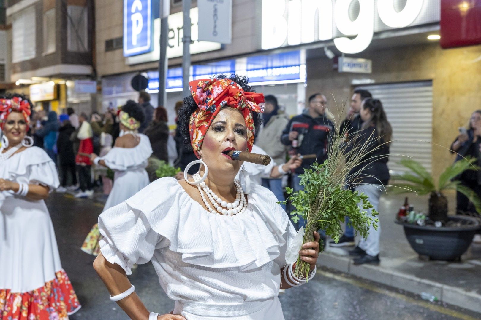 Aquí las mejores imágenes del desfile nocturno del Carnaval de Torrevieja 2025 que salió a la calle desafiando el viento y la lluvia