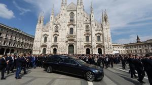 Los restos del ex primer ministro italiano Silvio Berlusconi abandonan la catedral de Milán.