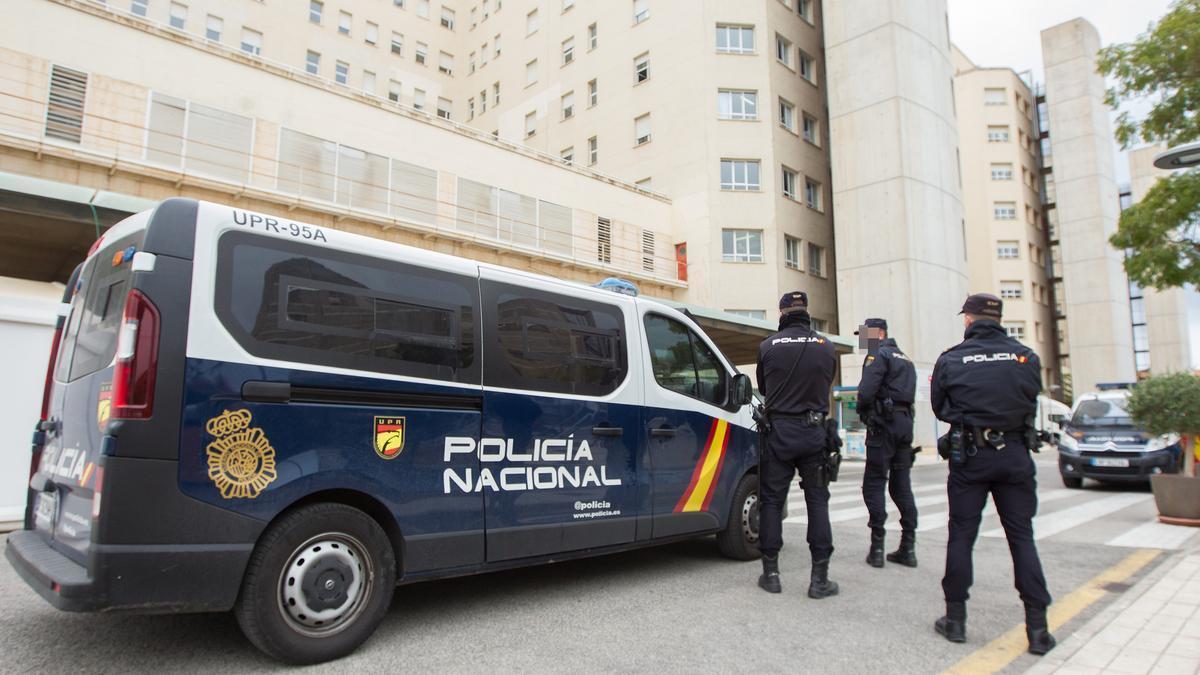 Policía Nacional frente a la fachada del Hospital General de Alicante