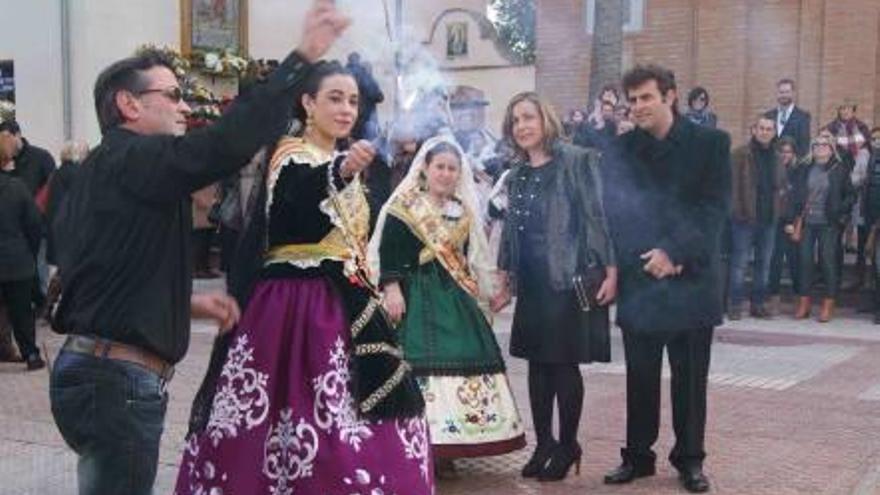 la ofrenda y la procesión centraron la jornada de ayer en Benicàssim.Las reinas y su corte de honor en la Llongeta. f a. t. La alcaldesa y la corporación municipal no faltaron. f i. brotons. Decenas de vecinos depositaron la flor. f a.t. Encendido de la traca por la reina. f a.t. Una de las carrozas. f i. brotons