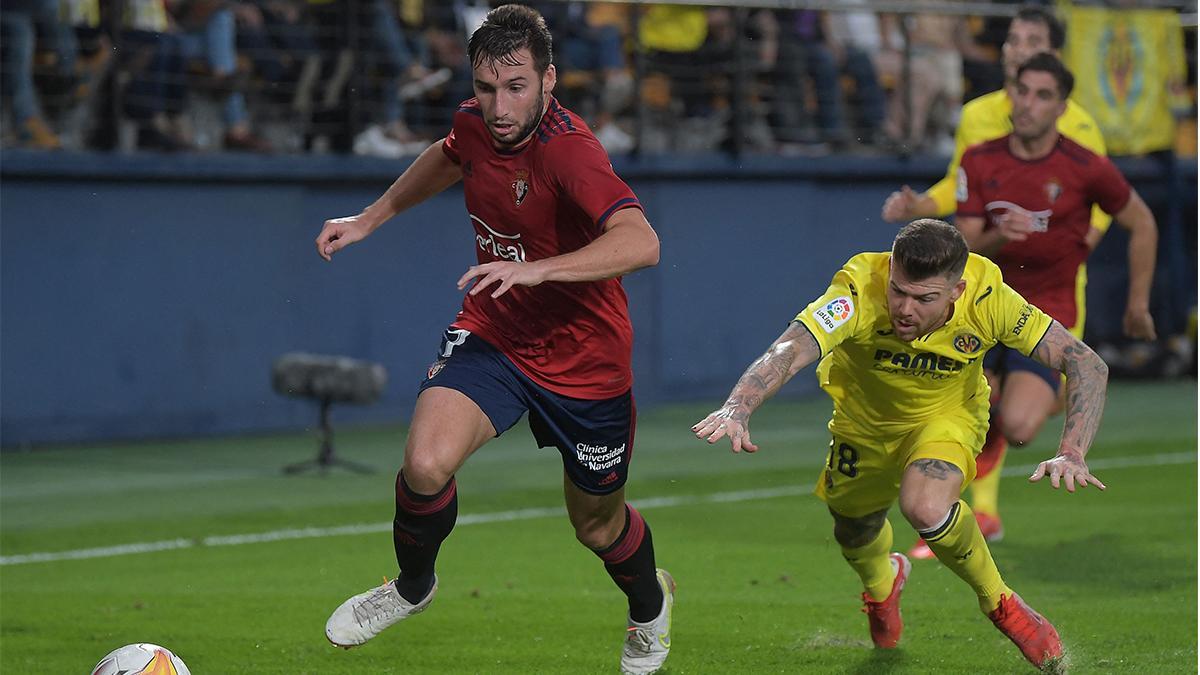 Jon Moncayola (izq.) se lleva la pelota ante Alberto Moreno