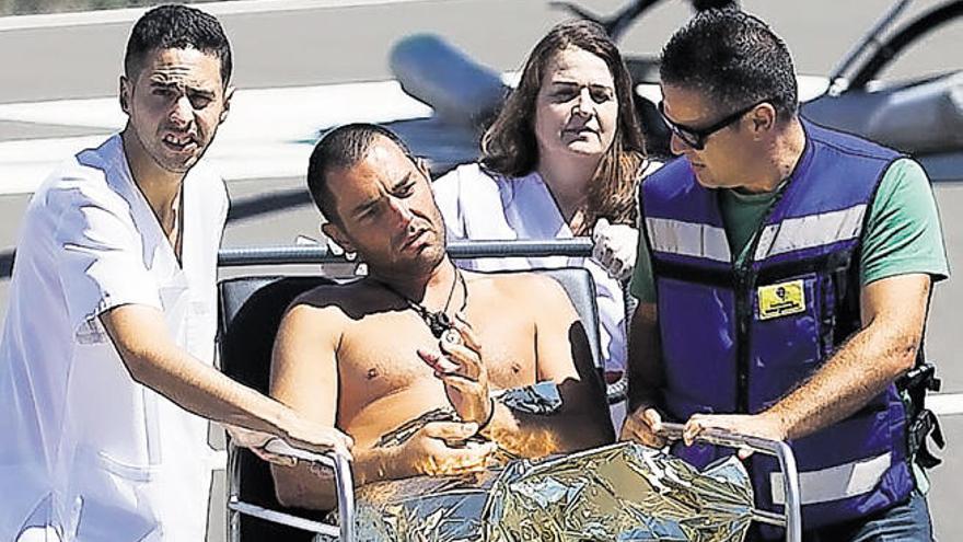 Álvaro Vizcaíno en el momento de llegar al helipuerto del Hospital General de Fuerteventural tras ser restacado en Punta Paloma.