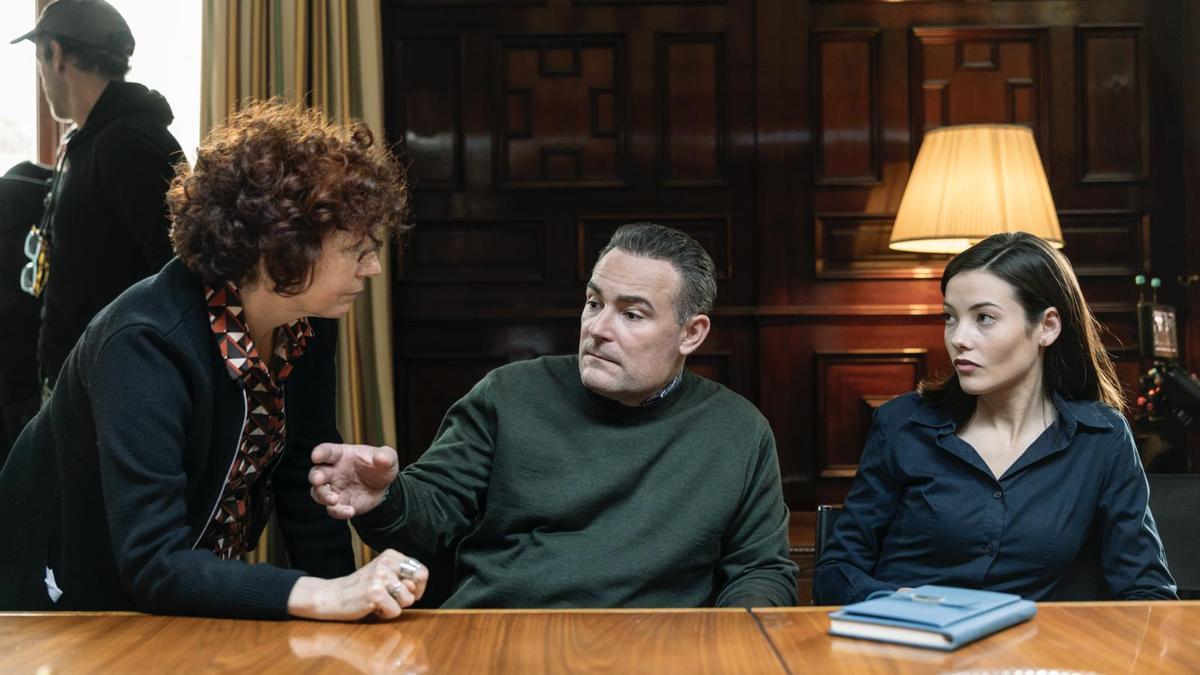La directora Icíar Bollaín da instrucciones a los protagonistas de 'Soy Nevenka', Urko Olazábal y Mireia Oriol.