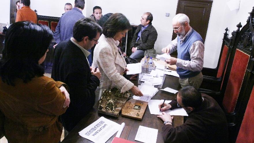 Los funcionarios de Justicia recuentan los votos emitidos por los empleados de la provincia en el referéndum de ayer