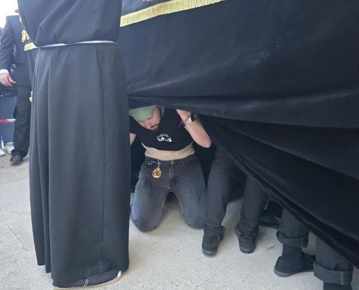 Costalero de la hermandad de la Soledad, de Ronda.