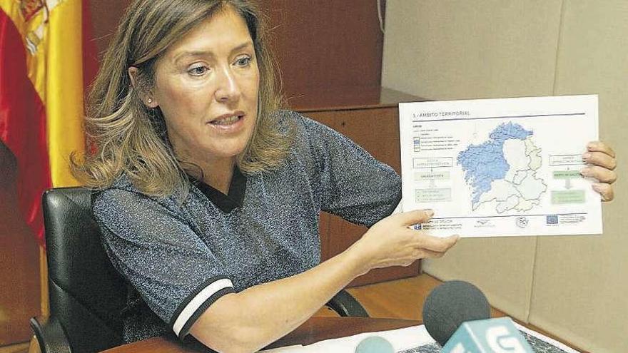 La conselleira muestra el mapa de actuaciones dentro del plan de vertidos de Galicia-Costa. // Faro