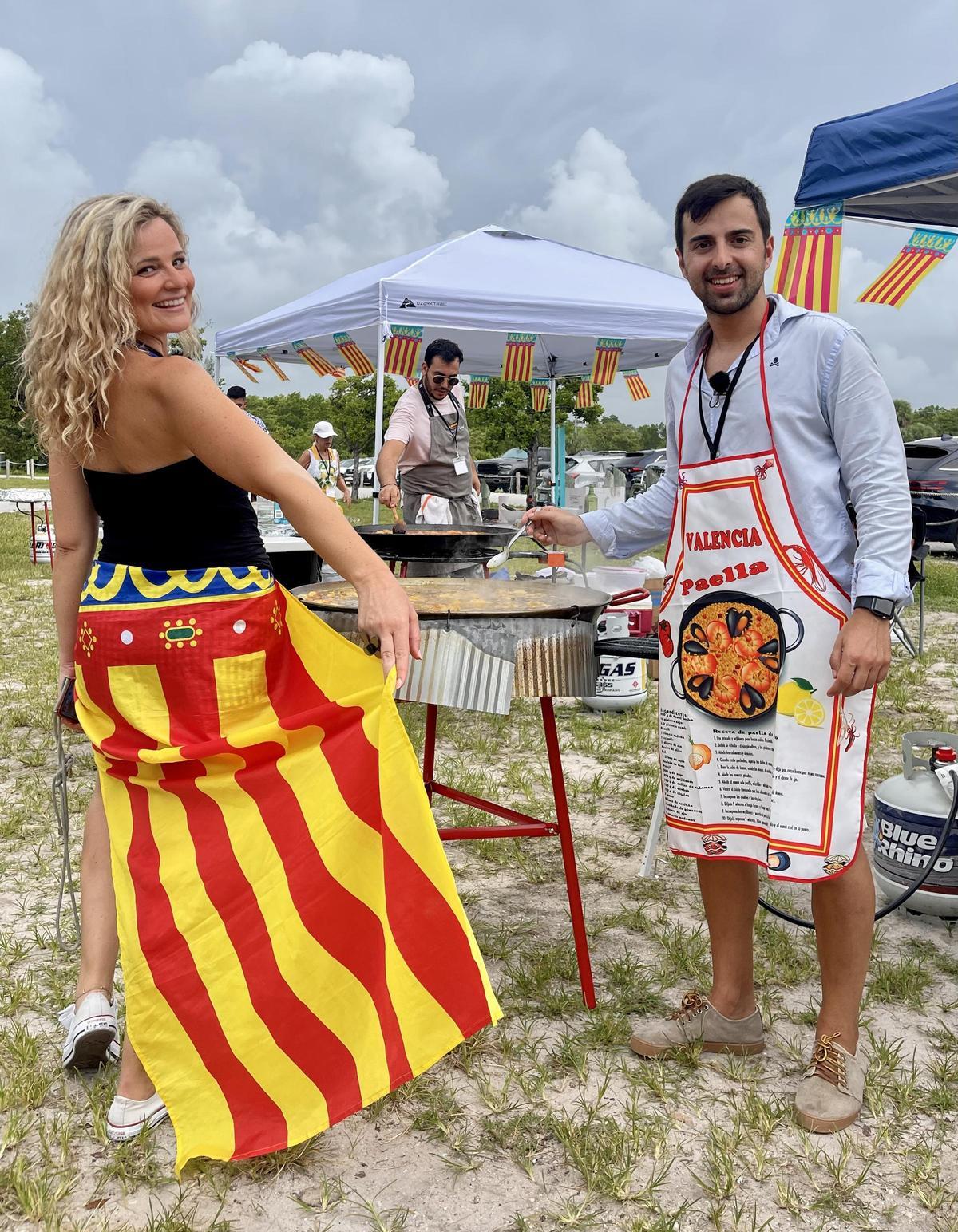 María Jose Berbegall y Alejandro Muñoz, valenciano cocinando nuestro plato más internacional en I Concurso Paellas de Miami