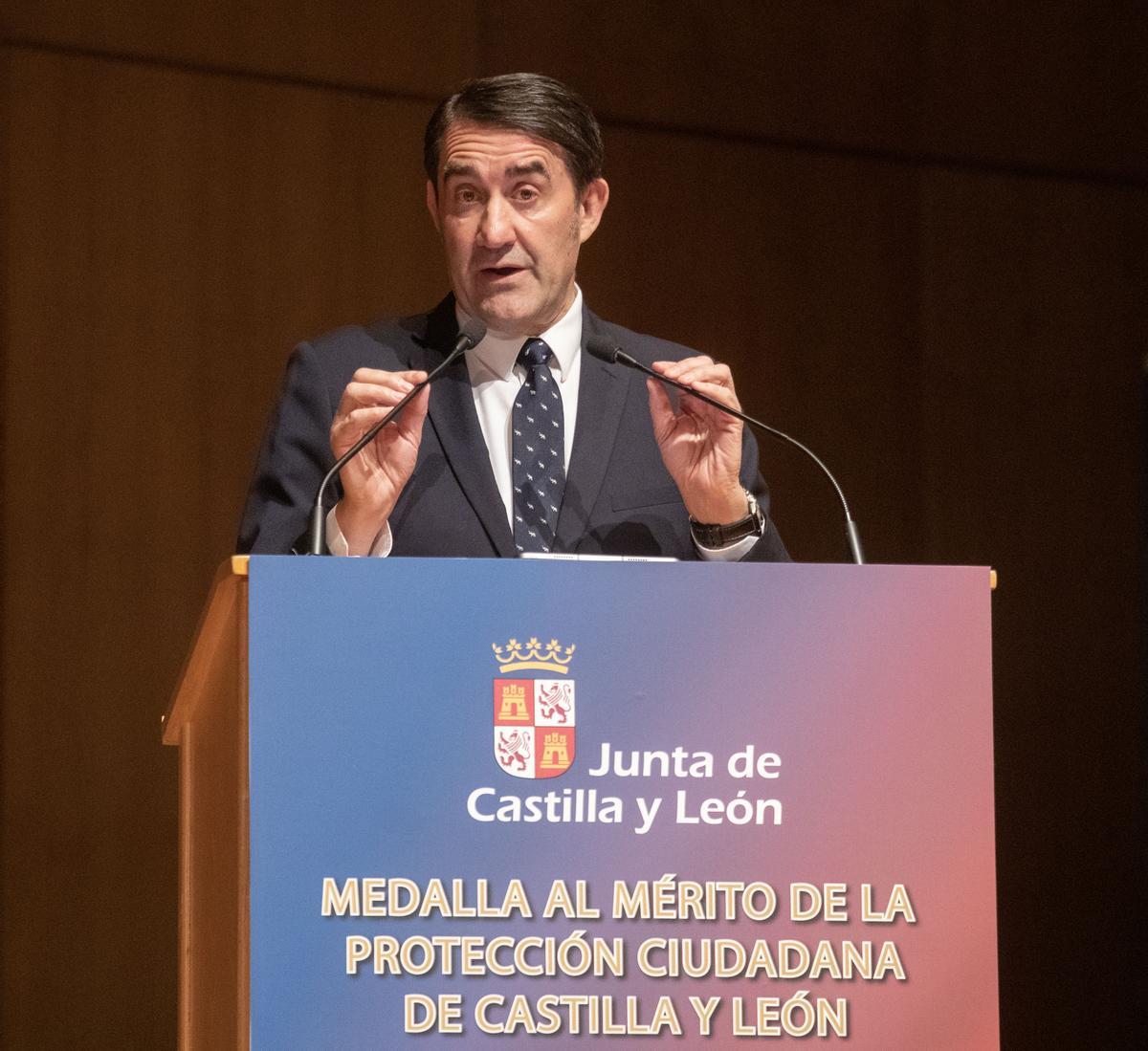 El consejero de Medio Ambiente, Vivienda y Ordenación del Territorio, Juan Carlos Suárez-Quiñones, entrega las medallas al Mérito de la Protección Ciudadana de Castilla y León correspondientes a los años 2021 y 2022.