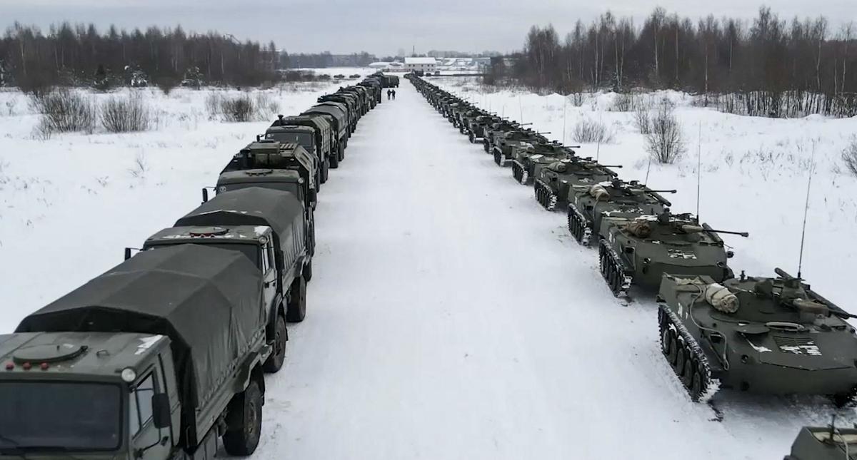 Vehículos militares rusos esperan la carga en un avión de carga militar para partir hacia Kazajstán en el aeropuerto Ivanovo.