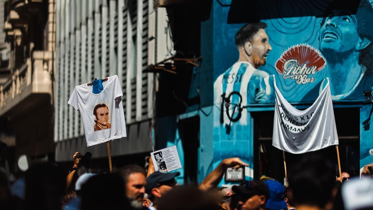 Manifestantes protestan con motivo del Día de la Memoria en Buenos Aires (Argentina).