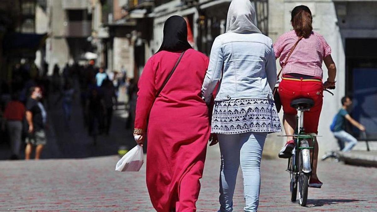 Un parell de dones d'origen estranger passejant per Girona