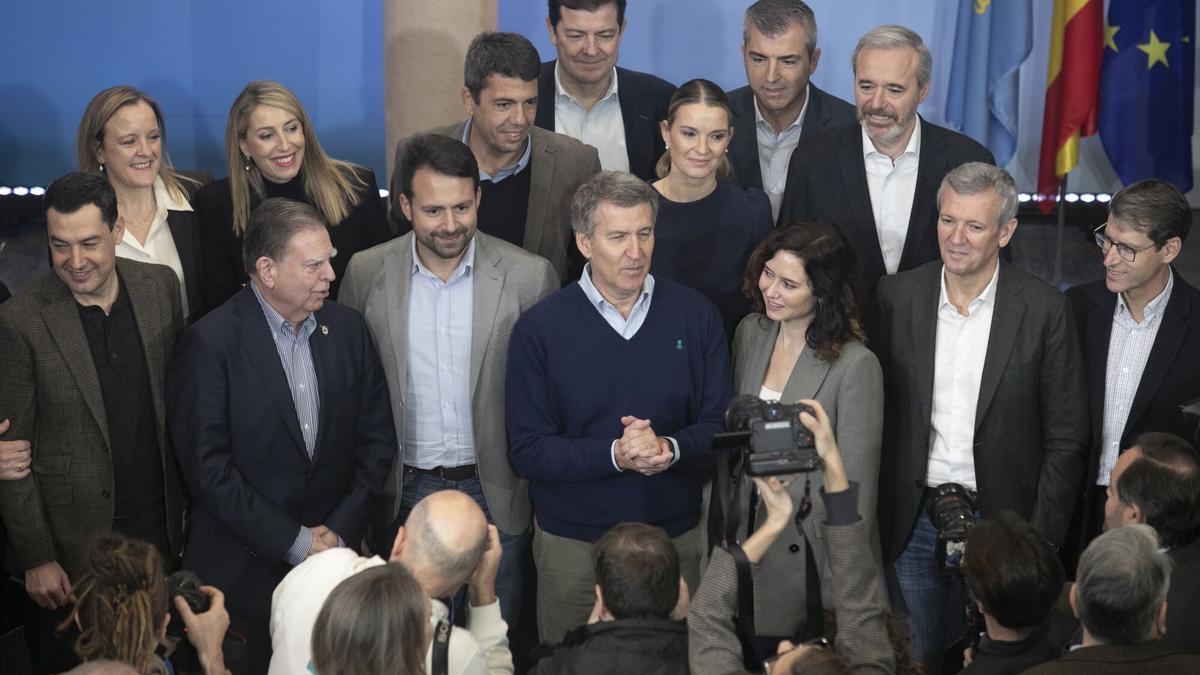 Feijóo, en el centro, con los presidentes autonómicos del PP, en un encuentro en Oviedo, el pasado mes de enero.