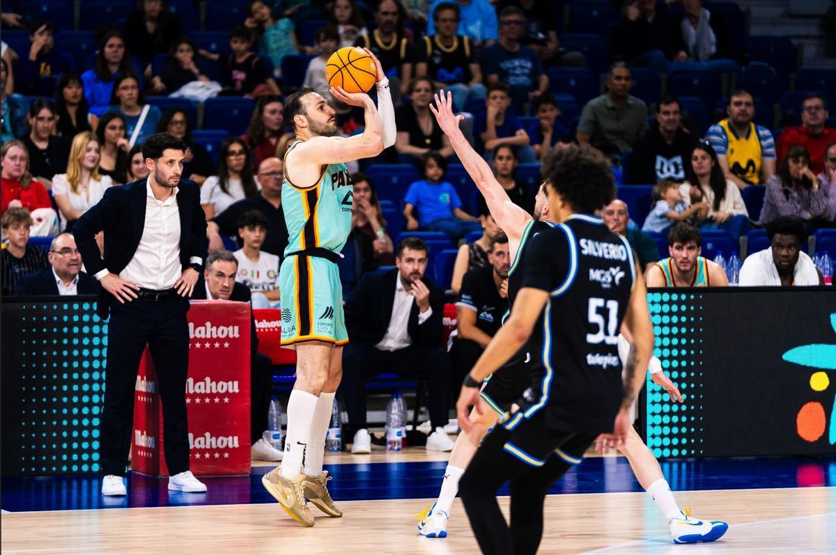 Sanadze lanza a canasta ante el Movistar Estudiantes.