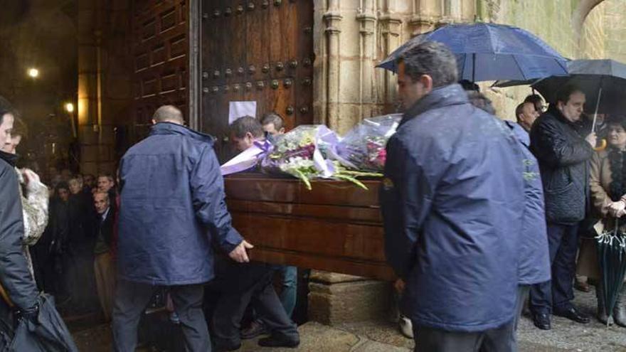 Los vecinos llenan Santiago en el funeral del empresario y su mujer asesinados en Cáceres