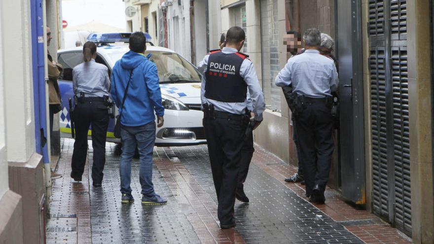 Els agents de la Policia Local de Lloret de Mar i dels Mossos d&#039;Esquadra, a la part de darrere de la joieria