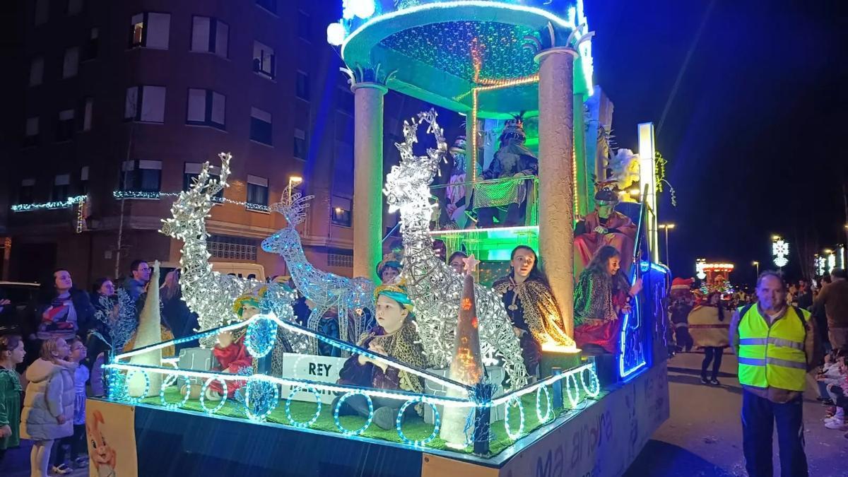 Carroza de Melchor de la cabalgata de Lugones del pasado año.