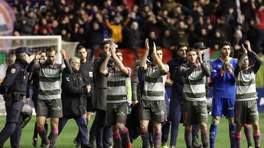 Los jugadores del Granada, tras la derrota del pasado domingo en Pamplona.