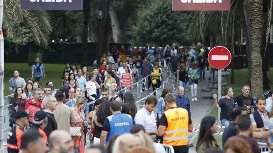 Público en los accesos al concierto de &quot;Maná&quot;.