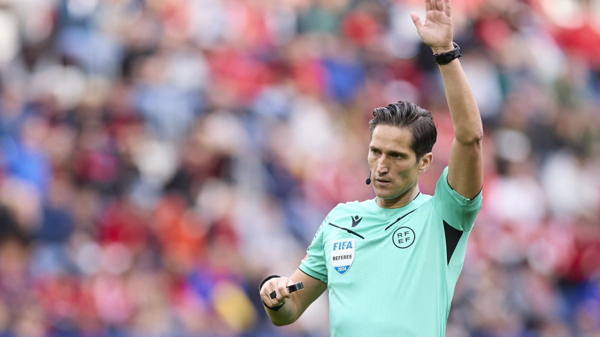 Jose Luis Munuera Montero, colegiado del partido entre Osasuna y el Real Madrid, que está siendo investigado por la RFEF