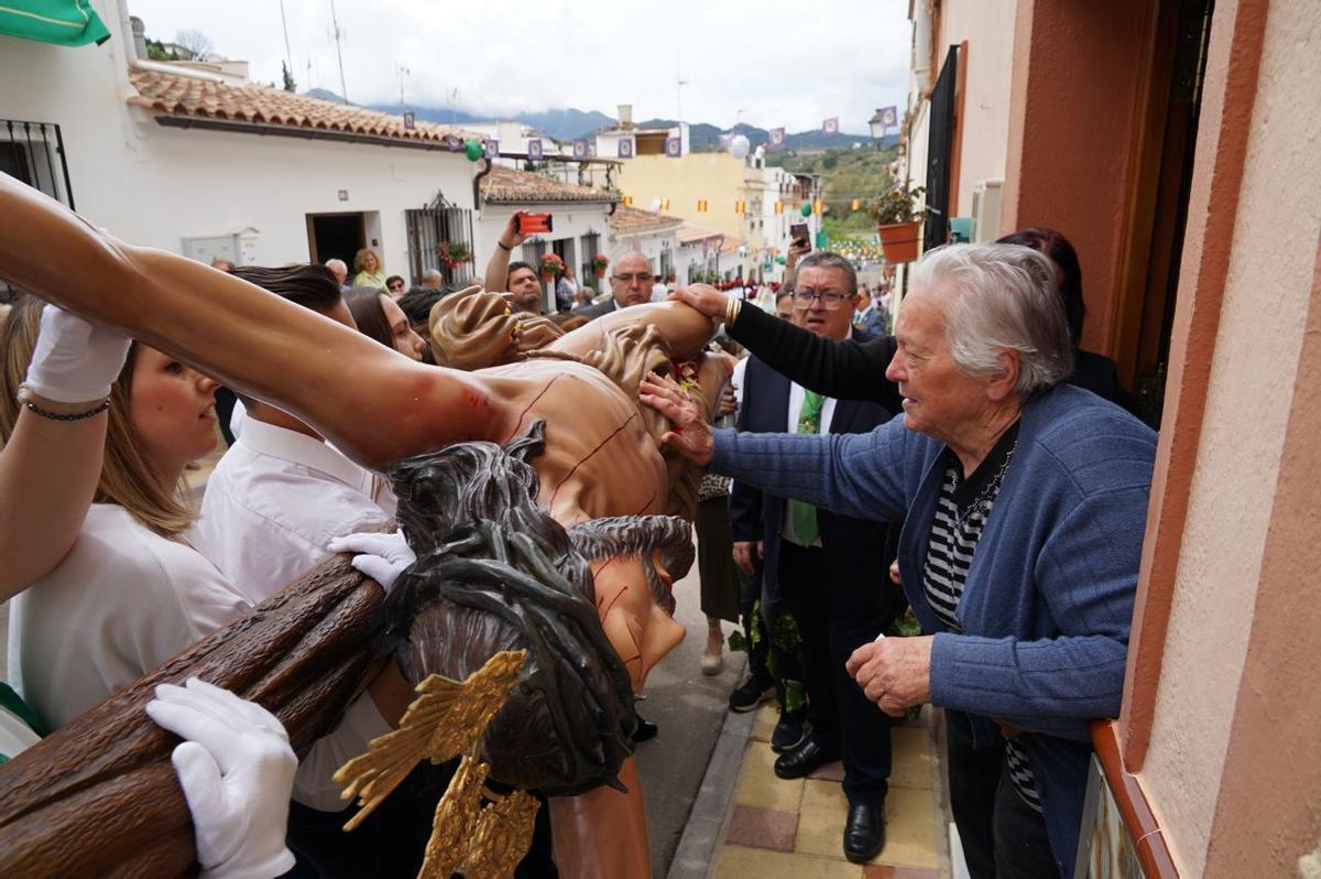 Numerosos fieles han mostrado su cariño al Cristo del Perdón.