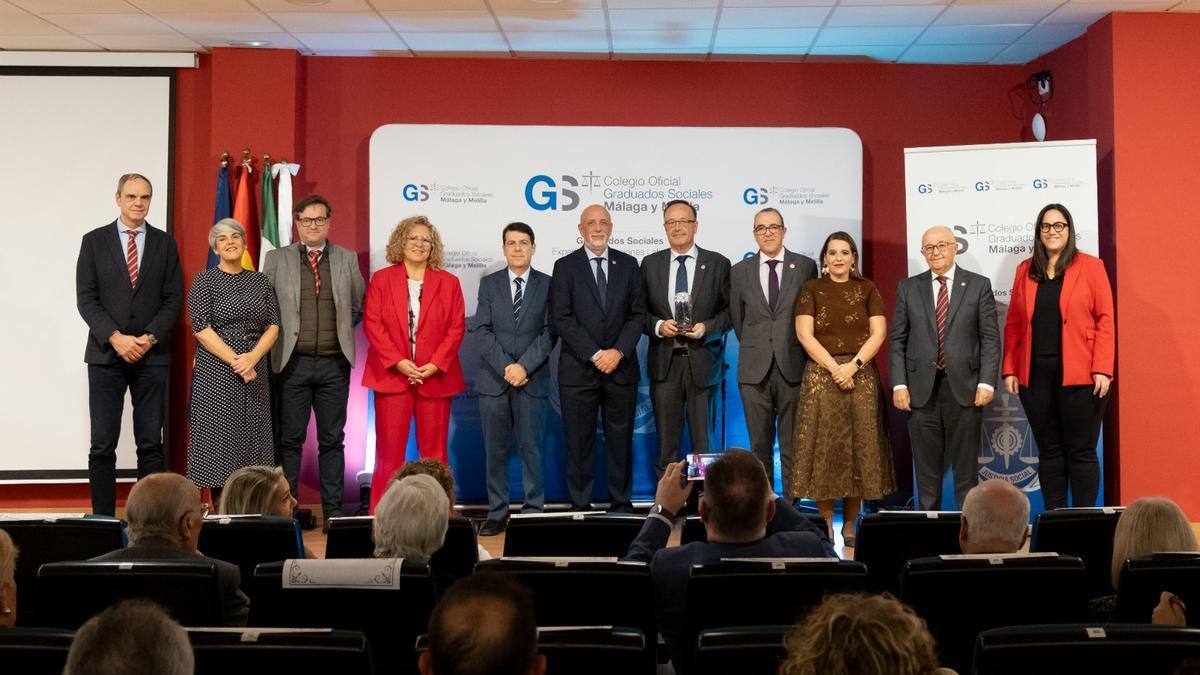 El Colegio de Graduados Sociales reconoció a Juan Carlos Álvarez, director del departamento de Derecho del Trabajo y Seguridad Social de la Universidad de Málaga y director del Aula de Empleo.