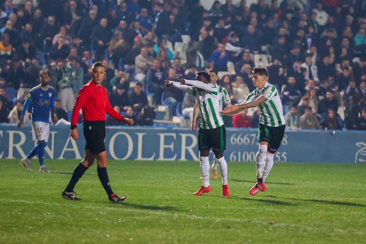 Adilson Mendes celebra su gol al Linares Deportivo, este sábado, en Linarejos.