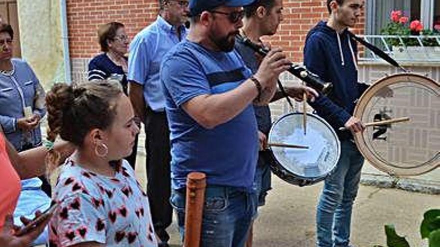 La charanga animó el recorrido.