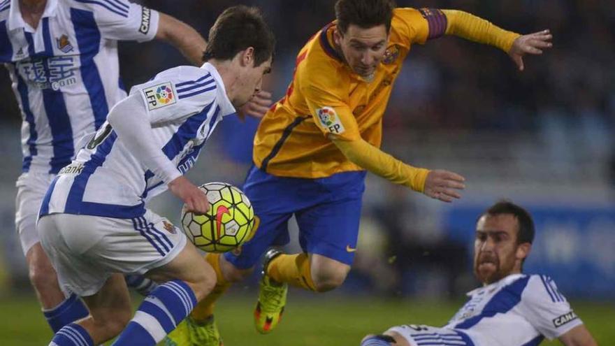 Aritz Elustondo y Mikel González intentan quitar el balón a Messi, que cae en la jugada.