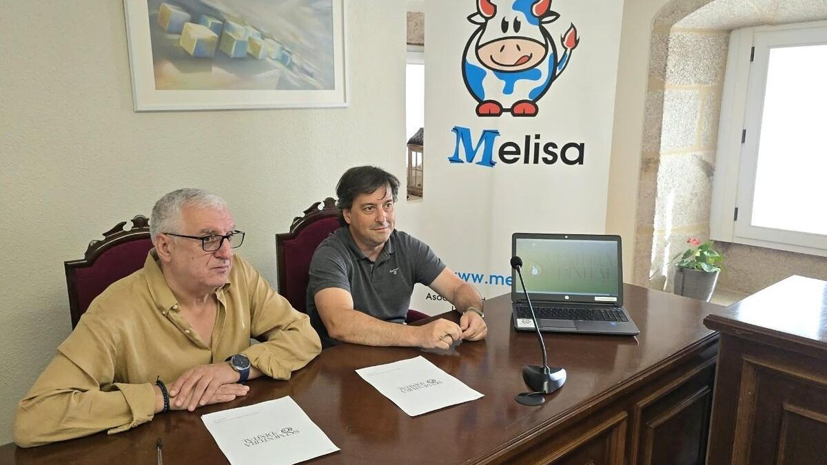 El regidor José Manuel Pérez, izquierda, con el tesorero de MeLiSA, Rafael Rodríguez Gayoso, en la firma