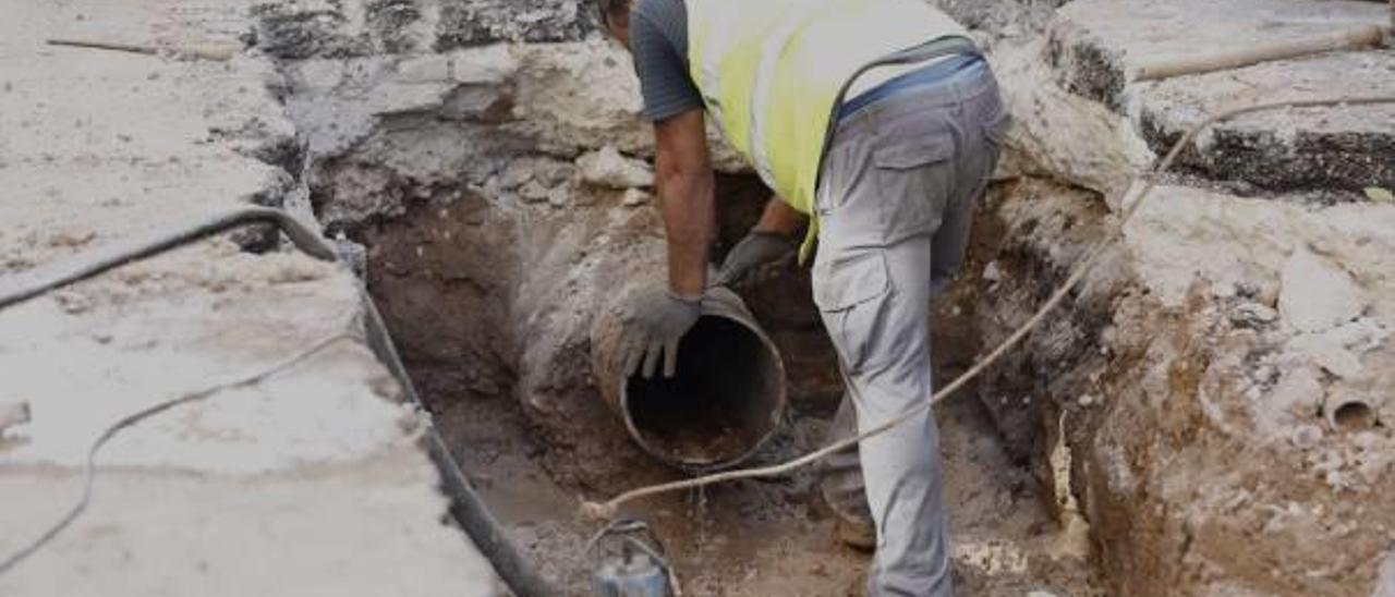 Obras de renovación de una tubería en la ciudad de València.