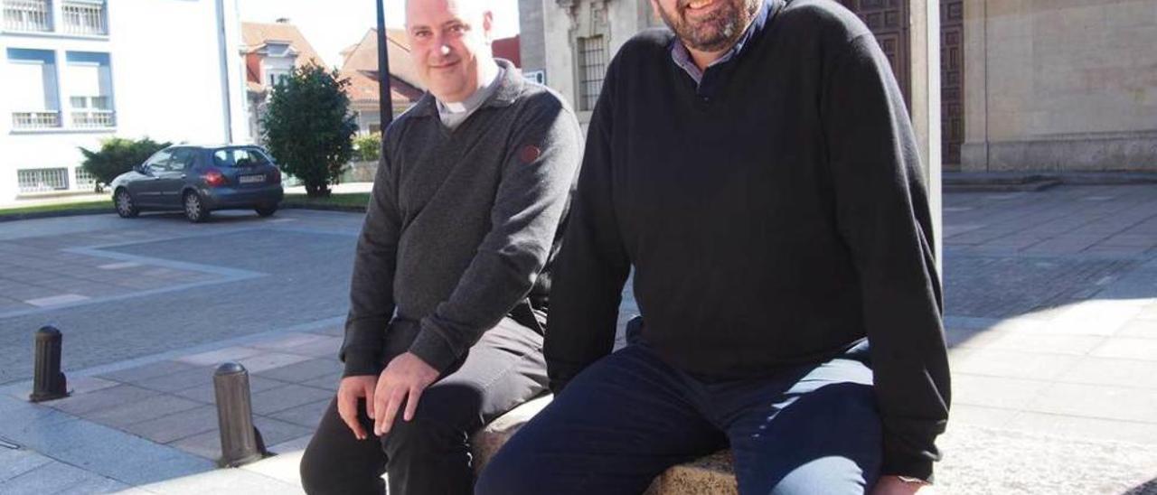 Por la izquierda, Sergio Martínez y Juan Manuel Hevia, ayer, delante de la iglesia de la Pola.