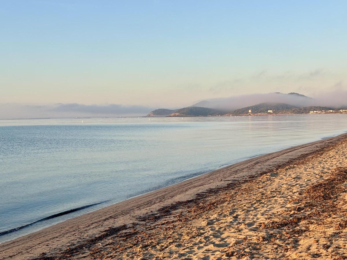 Las montañas de la zona de Platja d'en Bossa tapadas por la niebla