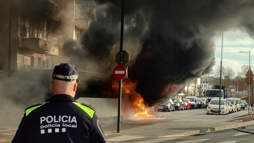 Espectacular incendi d'un bus de viatgers a Blanes