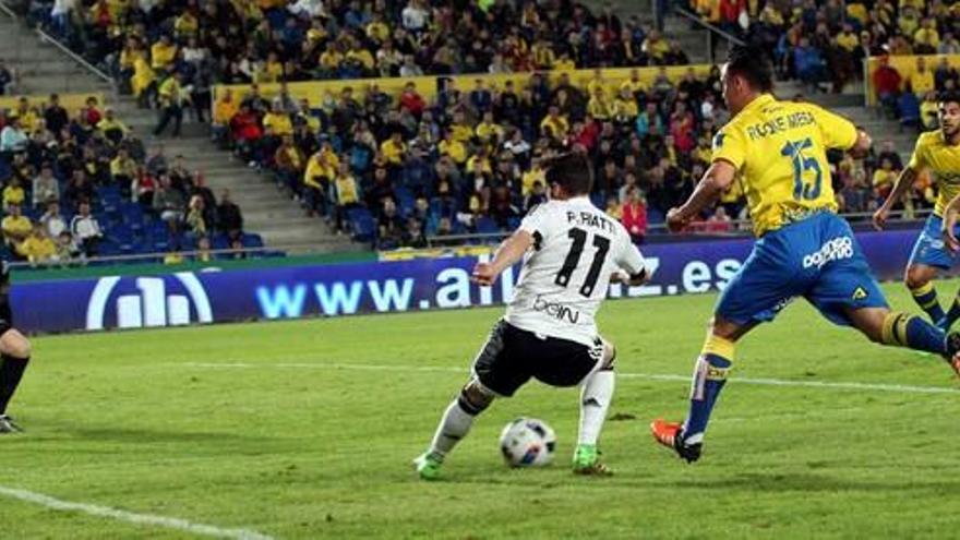 El portero de Las Palmas Raúl Lizoain (i) ante el centrocampista italiano del Valencia Pablo Piatti (c), durante el partido de vuelta de la Copa del Rey que se juega hoy en el Estadio de Gran Canaria, en Las Palmas de Gran Canaria.