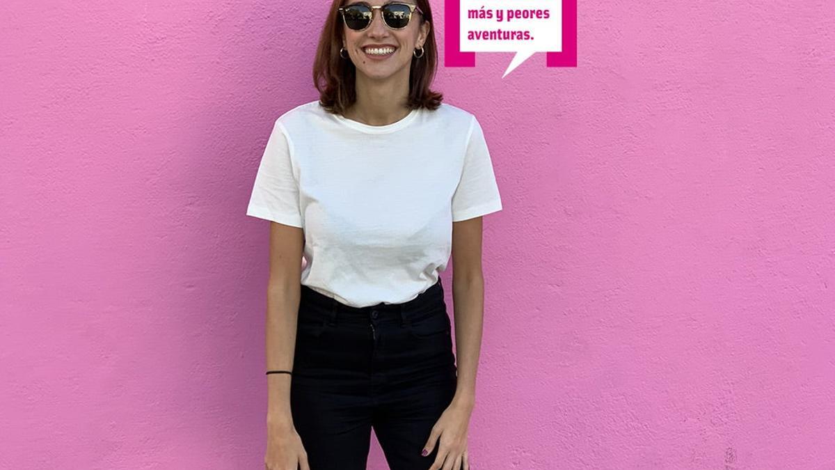 Carmen Raya en pared rosa con frase he vuelto