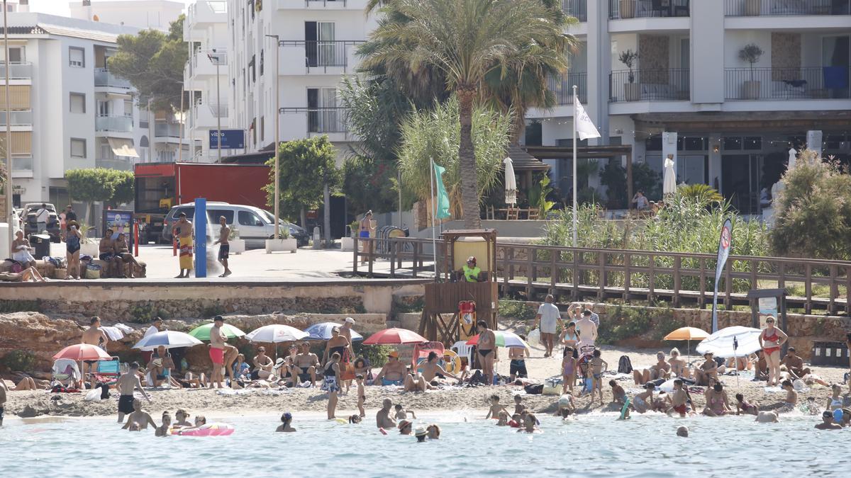 Bañistas en Sant Antoni este verano. El turismo permite reducir a mínimos el paro.