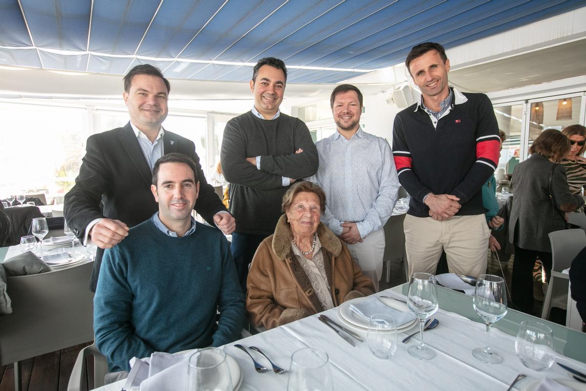 Pura Riera, la socia centenaria, sentada junto a su nieto, Marc Canals. Tras él, José María Ribas, Joan Marí, Juan Antoni Ramón y Felipe Serra.