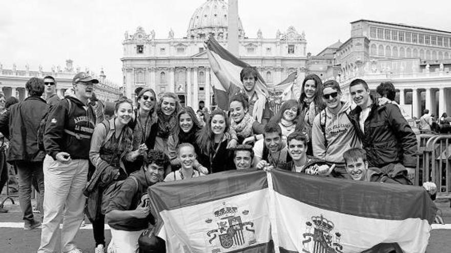 Un grupo de peregrinos españoles, ayer, en la plaza del Vaticano.  // Efe