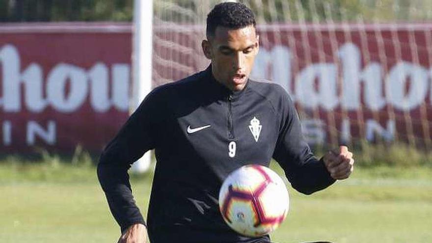 Blackman controla el balón durante un entrenamiento.