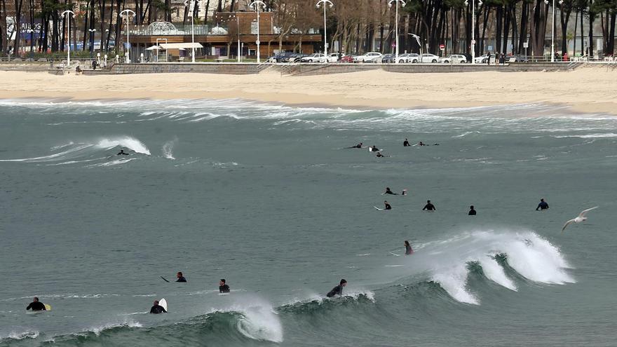 &quot;Justine&quot; alegra a los surfistas y los cita en la playa de Samil