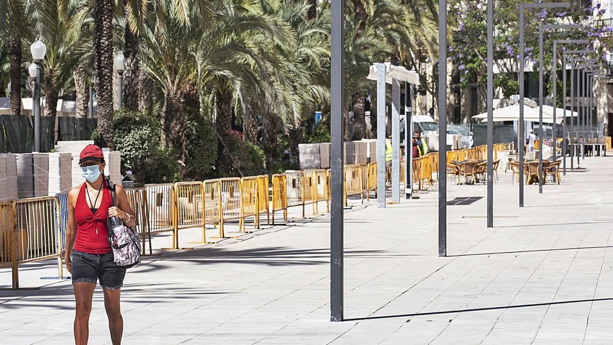 Las obras de la Explanada se eternizan y los hosteleros temen perder el verano | PILAR CORTÉS