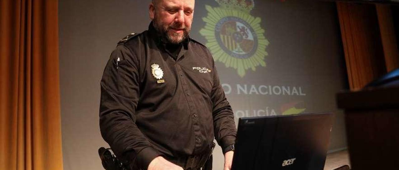 El agente Alberto Vior, en un momento de la charla.